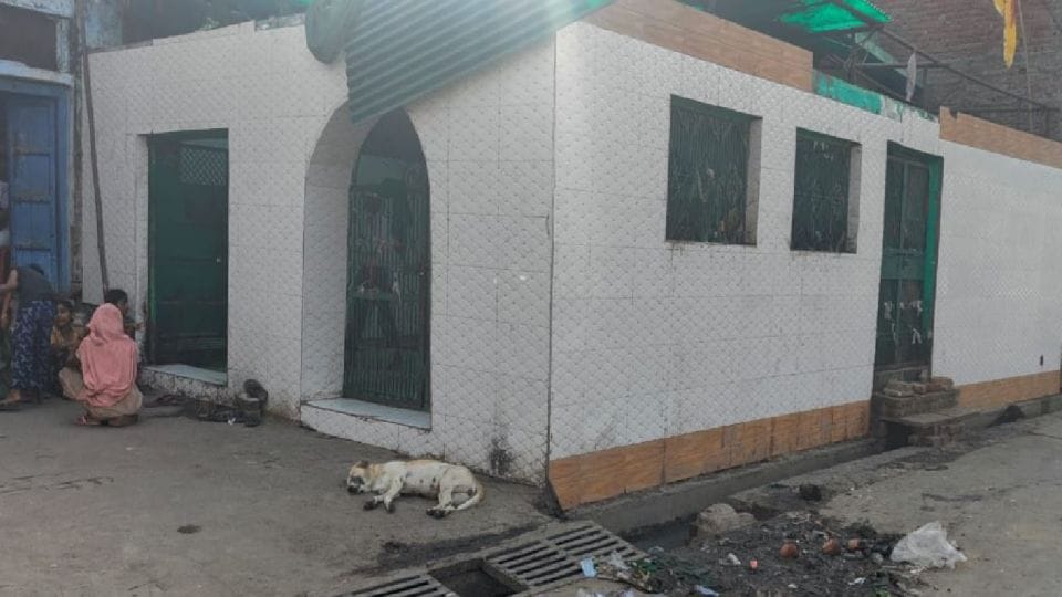 SDM issued notices to both the parties in the Jalesar Dargah case in Etah