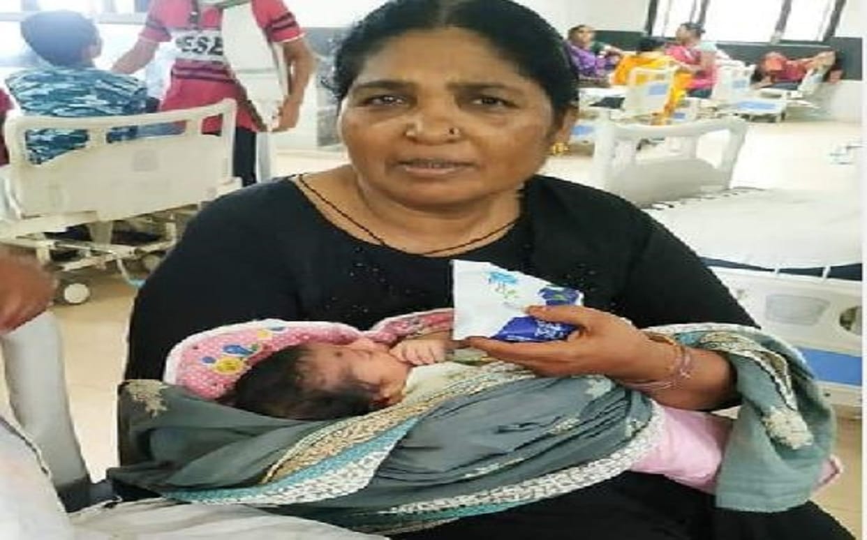 ballia jila mahila hospital Teemdars created a ruckus on getting expired milk