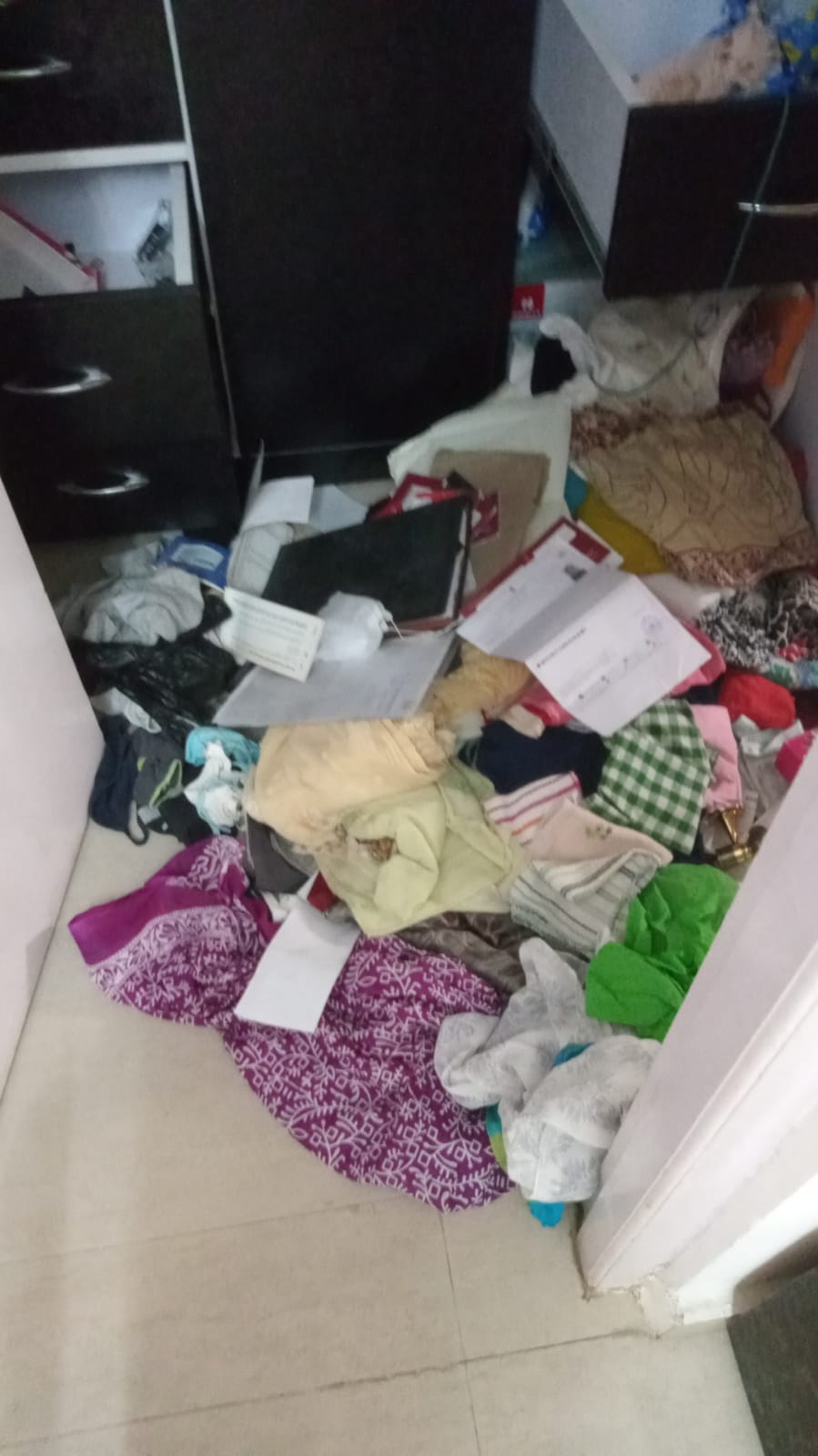 Thives took jewelry and cash fron flat