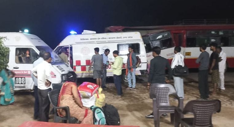 Bus of Hamirpur depot collided with truck, eight injured