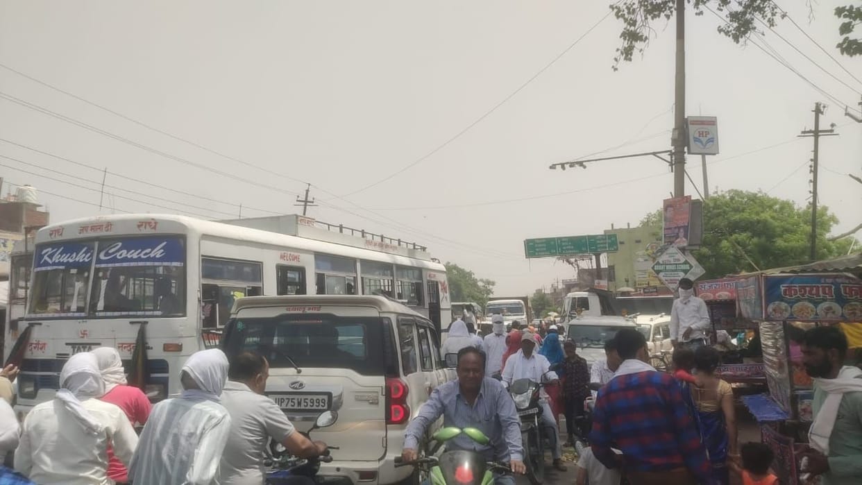 One hour jam at Bhagat Singh intersection due to encroachment
