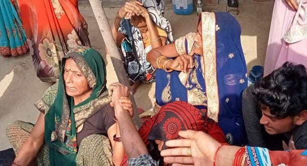 hardoi news,Farmer's dead body found hanging in the room