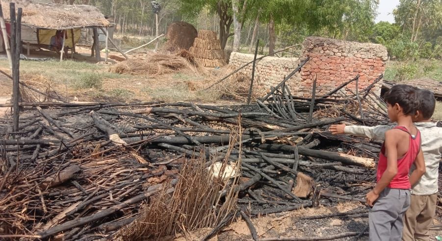 hardoi news,The fire broke out in the hut, the innocent got scorched in the grip