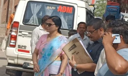 hardoi news,ADM stopped the salary of EO of Bilgram and Madhauganj