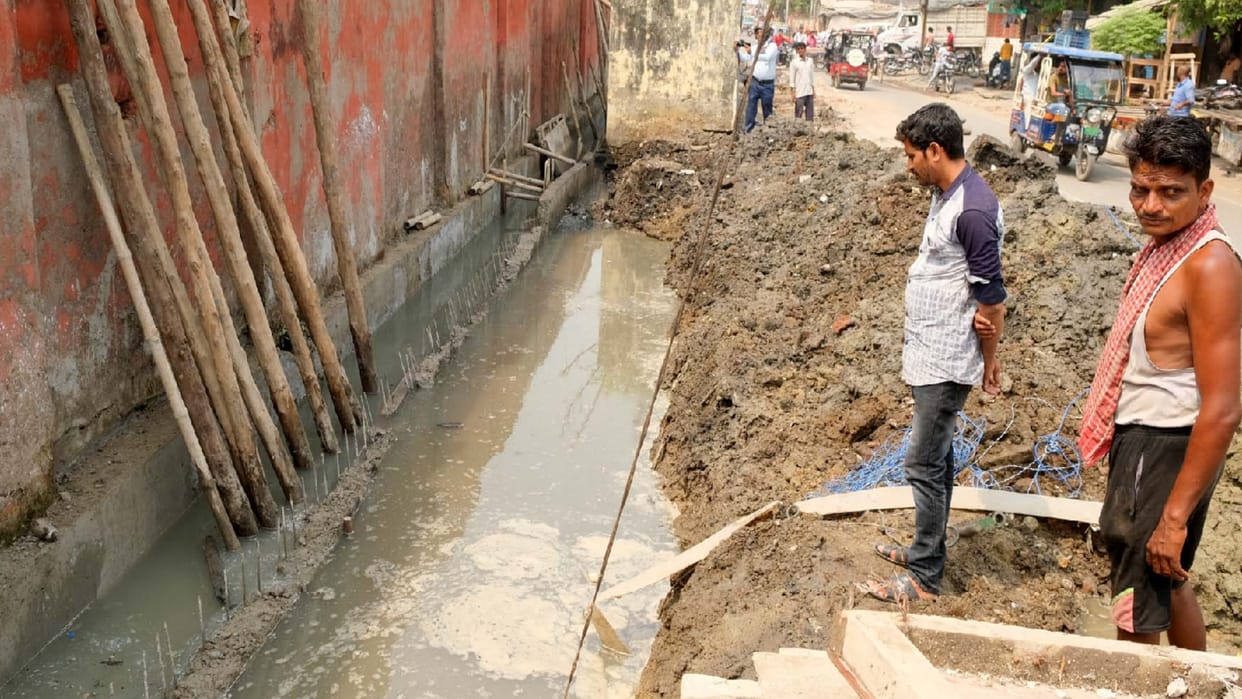 Under construction drain fell in 24 hours at gorakhpur