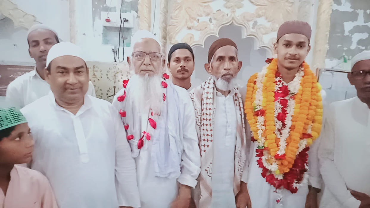 Taraweeh: Hafiz's Istbal done with flowers
