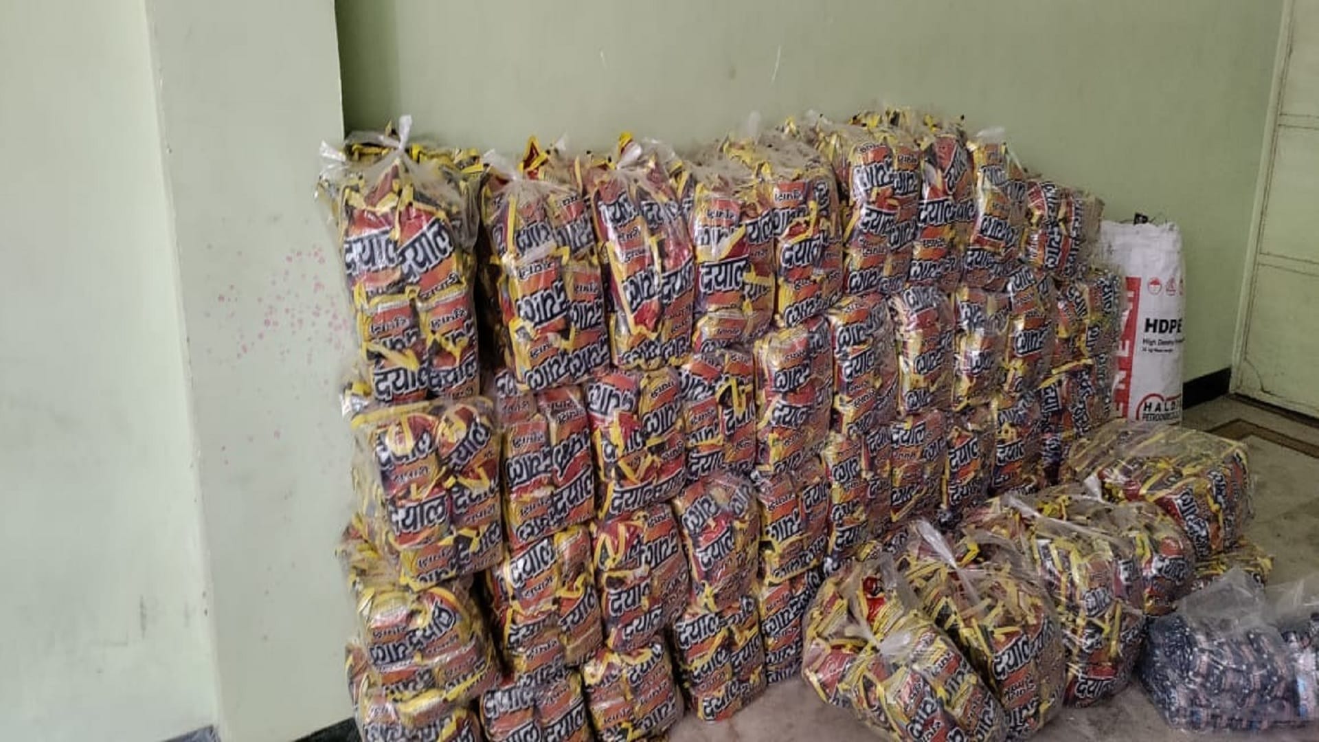 CGST Team Raided Gutkha Businessman Jagat Gupta House Recovers Crores in Cash Hamirpur