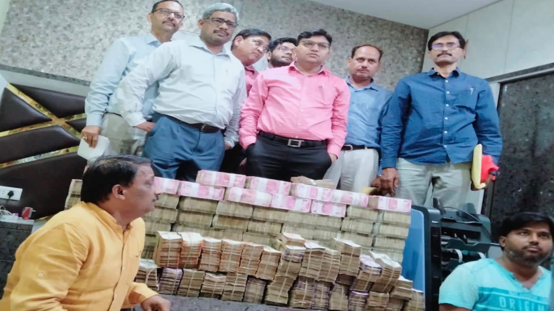 CGST Team Raided Gutkha Businessman Jagat Gupta House Recovers Crores in Cash Hamirpur