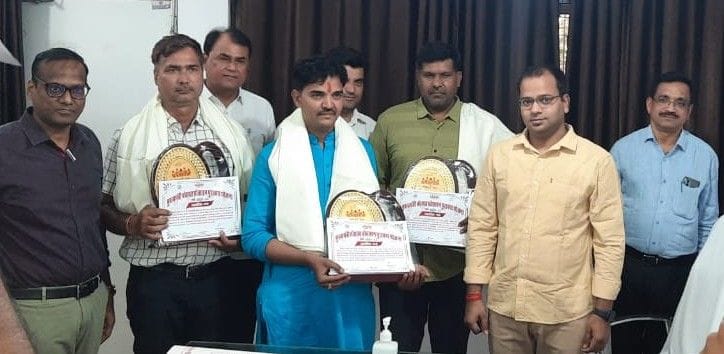 Hathras: Honored the princes honored with CM Panchayat Award