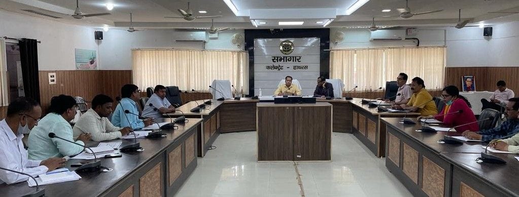 Hathras: DM angry over lack of application in PM Svanidhi