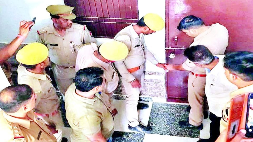police caught seven couples in the hotel rooms in firozabad