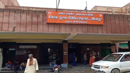 Big action CM Yogi adityanath suspends two doctors of Jaunpur zila  hospital know why this action taken