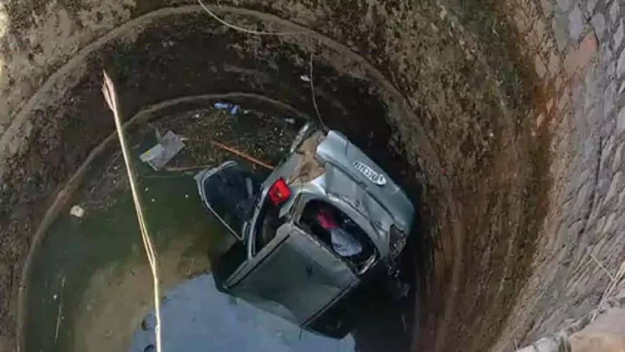 Rewa: The car fell uncontrollably into the well while backing up, the young man died tragically