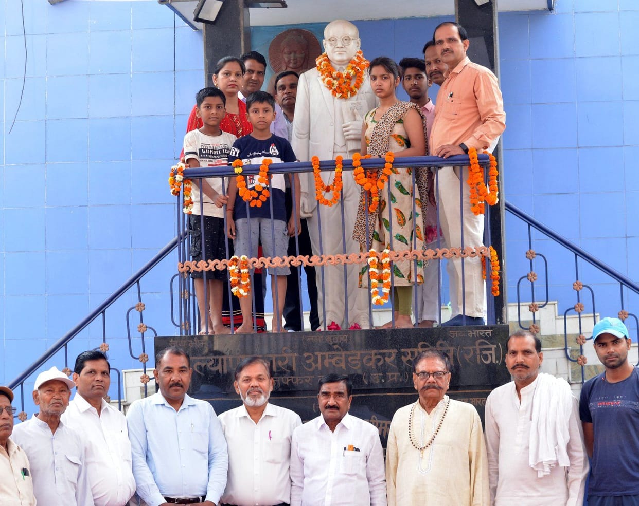 Flowers showered on the Rath Yatra in Shahpur, the tableaux became the center of attraction