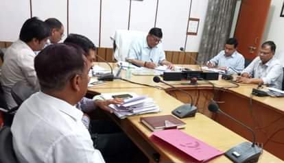 कलेक्ट्रेट सभागार में कर-करेत्तर की बैठक को संबोधित करते डीएम।