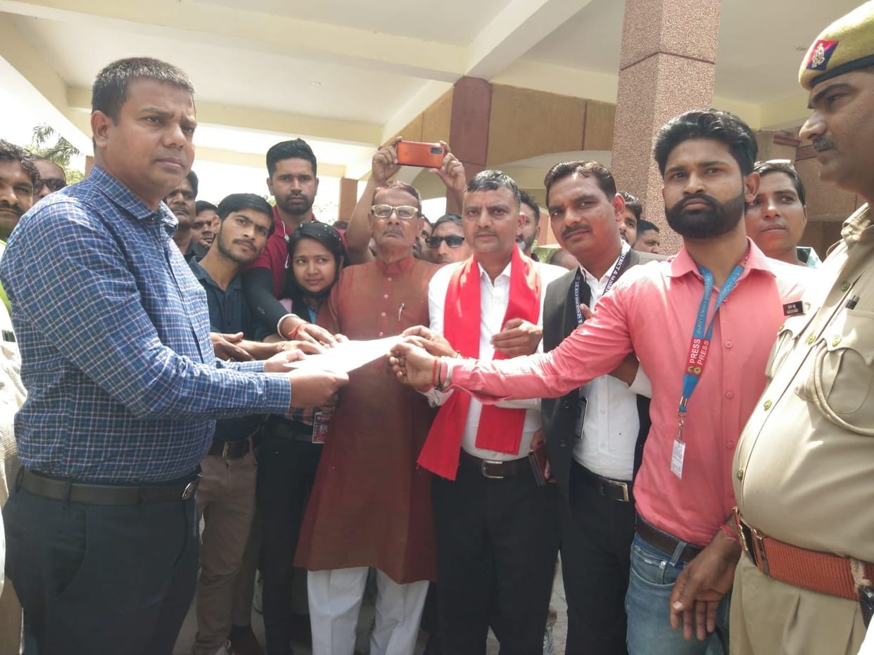 Aligarh: Ballia episode: Journalists submitted memorandum to the Divisional Commissioner
