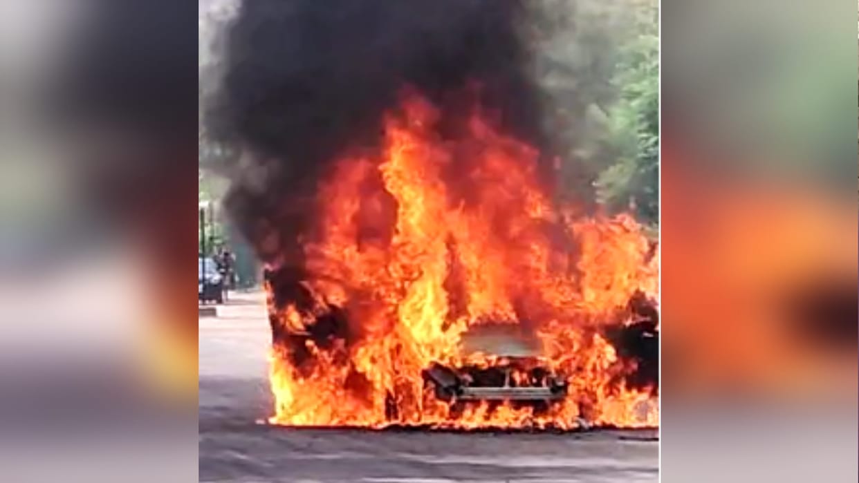 Accident: Meerut College employee car burnt down on the middle road, created a stir