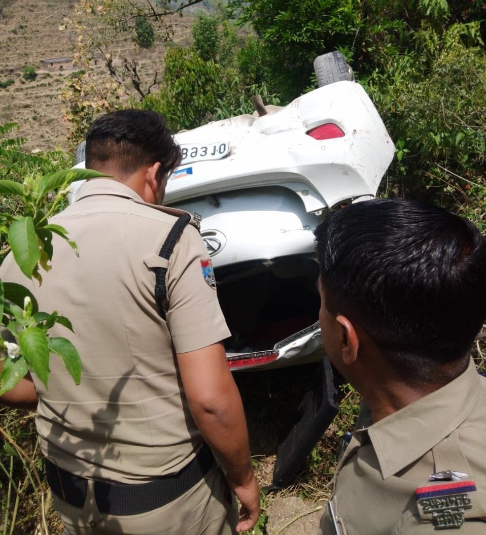 The car of people returning to the village after bathing in the Ganges fell into the ditch
