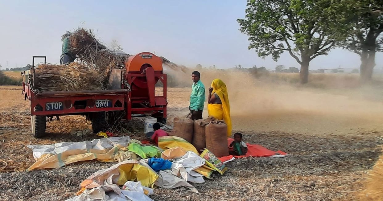 Kanpur dehat : Drizzle with strong wind, farmers worried about crops