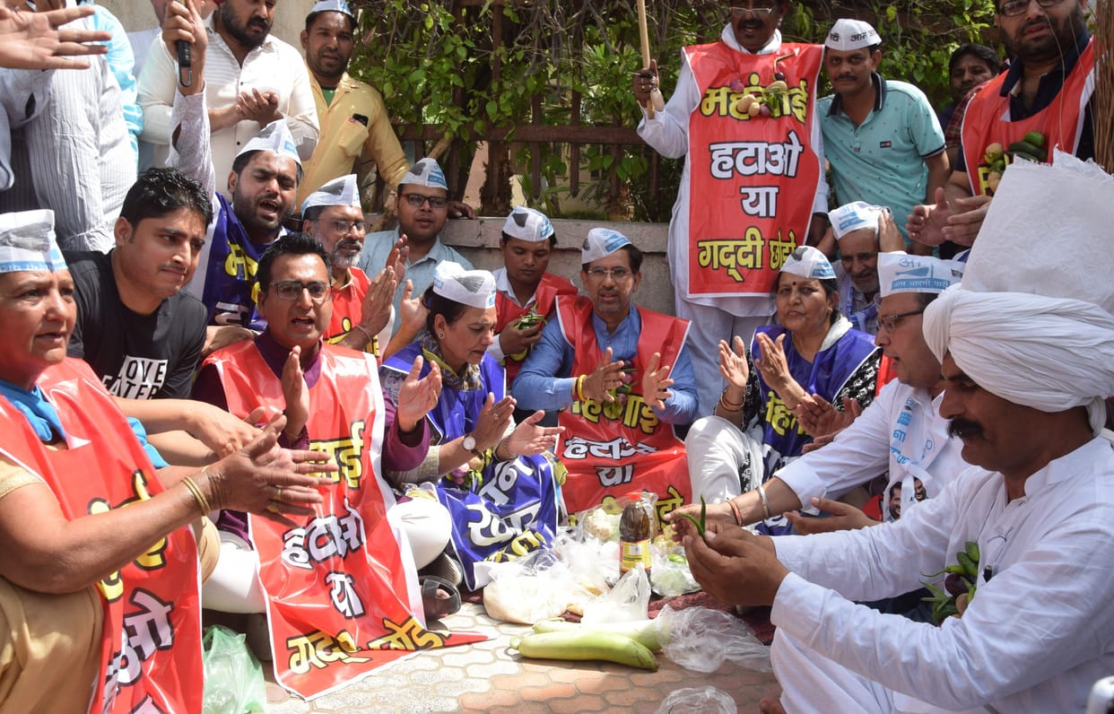 AAP workers submitted a memorandum to the Tehsildar by selling cabbage for Rs 100