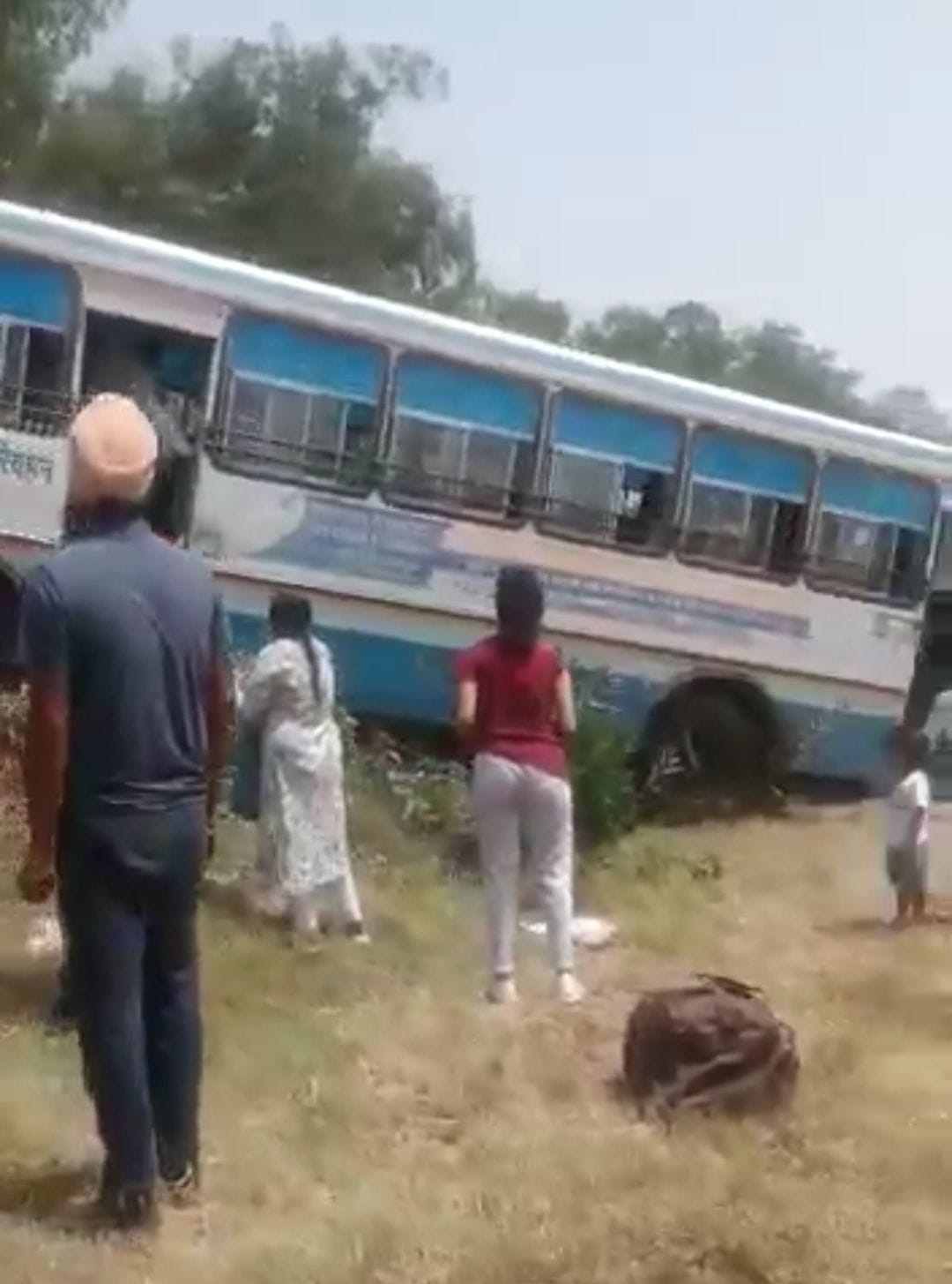 The kilometer scheme bus came off the road after hitting the trolley, the driver kept running in half a kilometer raw