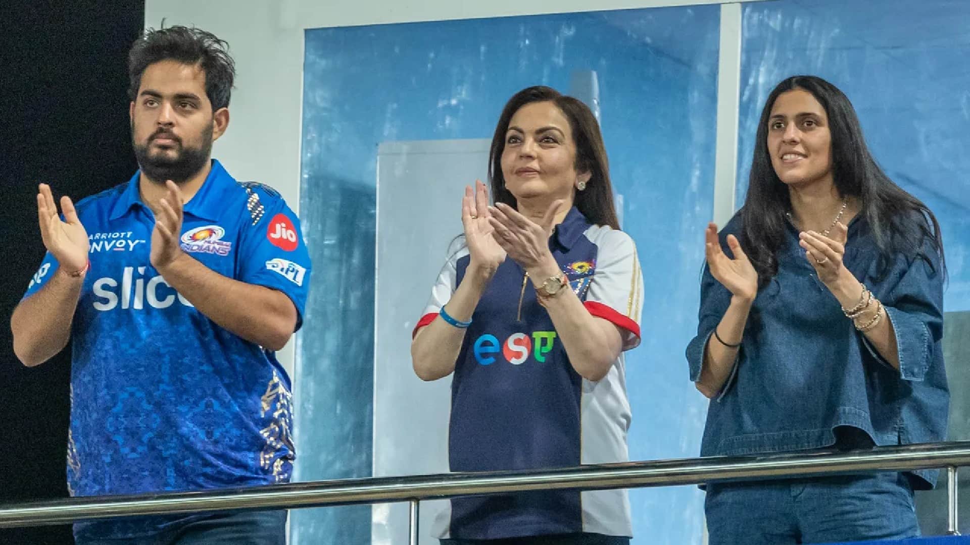 IPL 2022 MI vs PBKS Match 23 Highlights Hindi Akash Ambani, Shloka and ritika happy over Rohit six