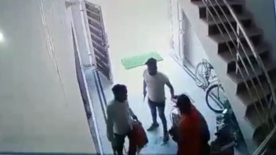 Seven-year-old girl saved her house from miscreants in Agra