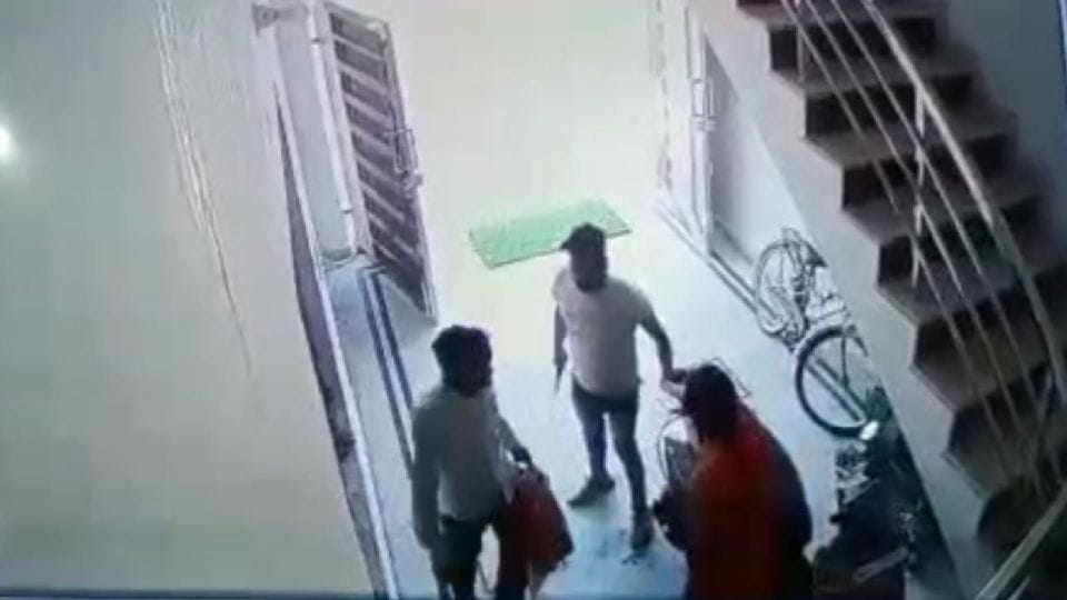 Seven-year-old girl saved her house from miscreants in Agra