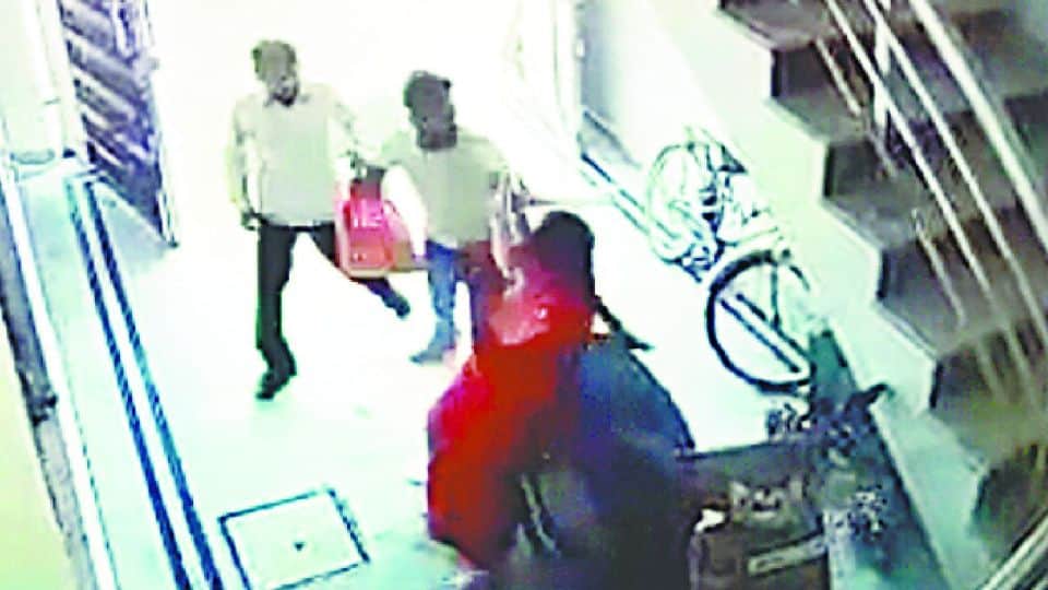 Seven-year-old girl saved her house from miscreants in Agra