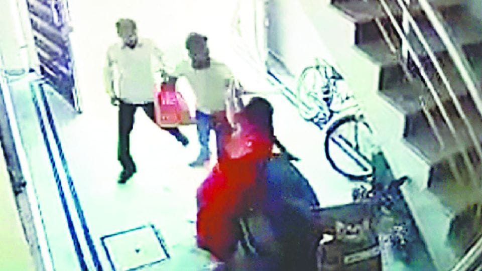 Seven-year-old girl saved her house from miscreants in Agra