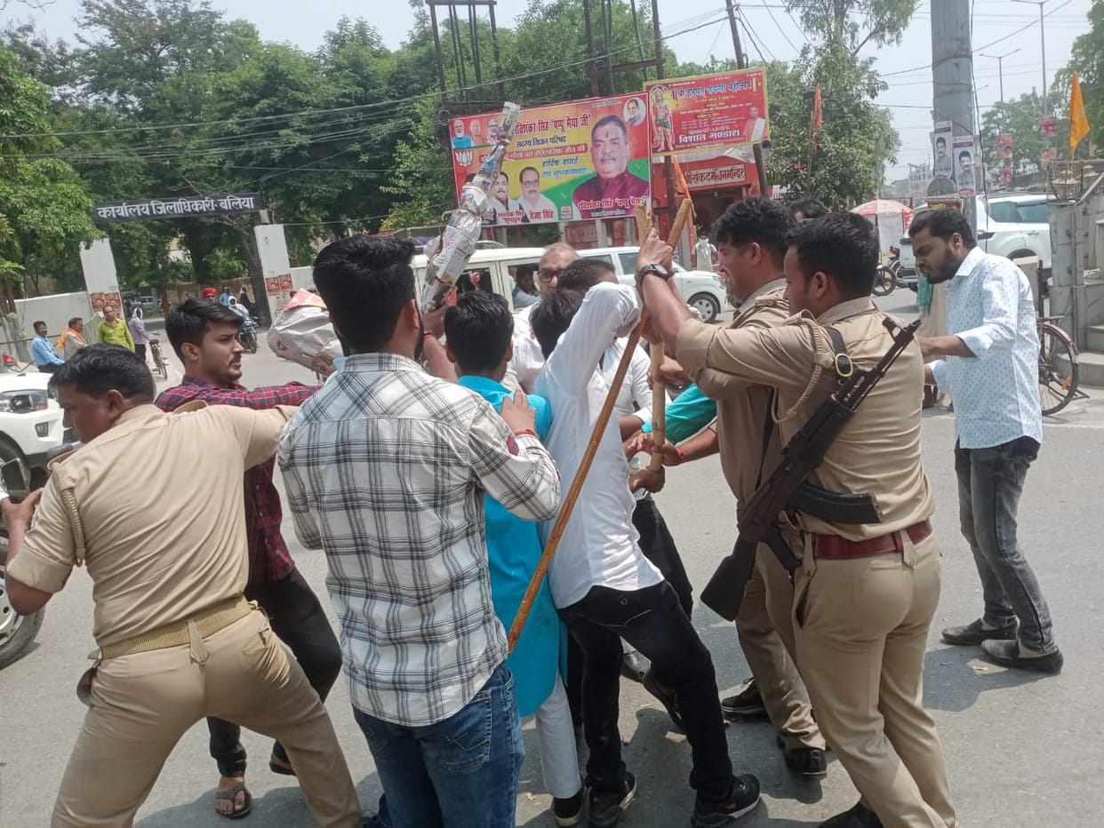 Students snatched the effigy of the district administration by the police