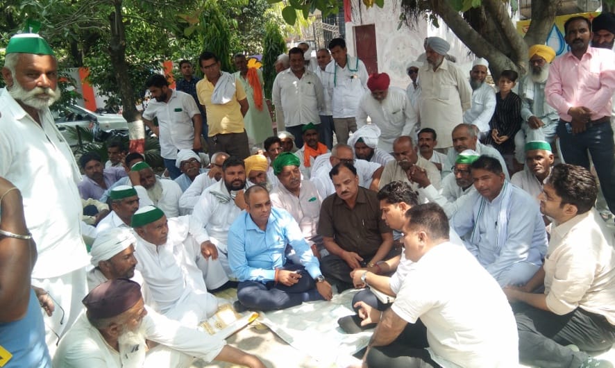 Farmers organizations staged a sit-in in Tehsil