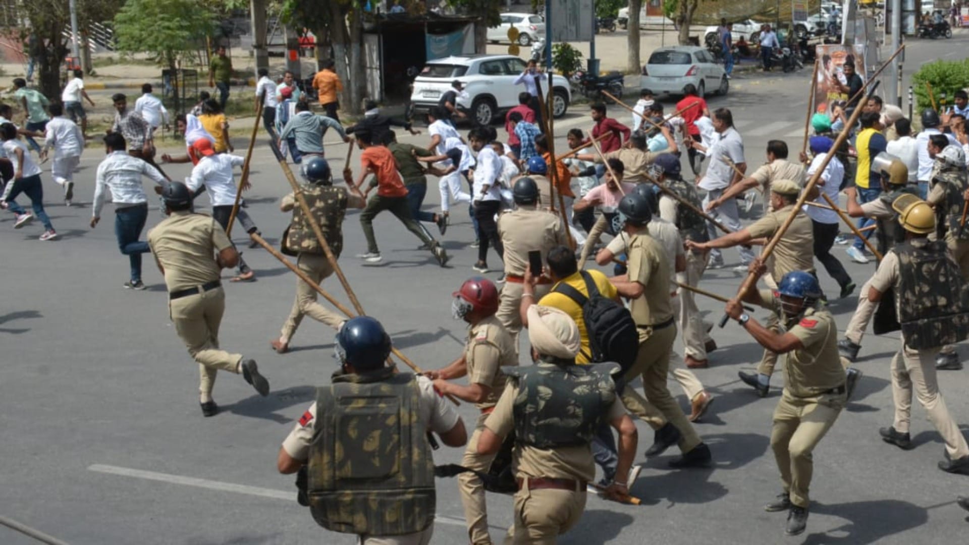 Police used force to disperse the protesters going to jam GT Road in Karnal Jash murder case