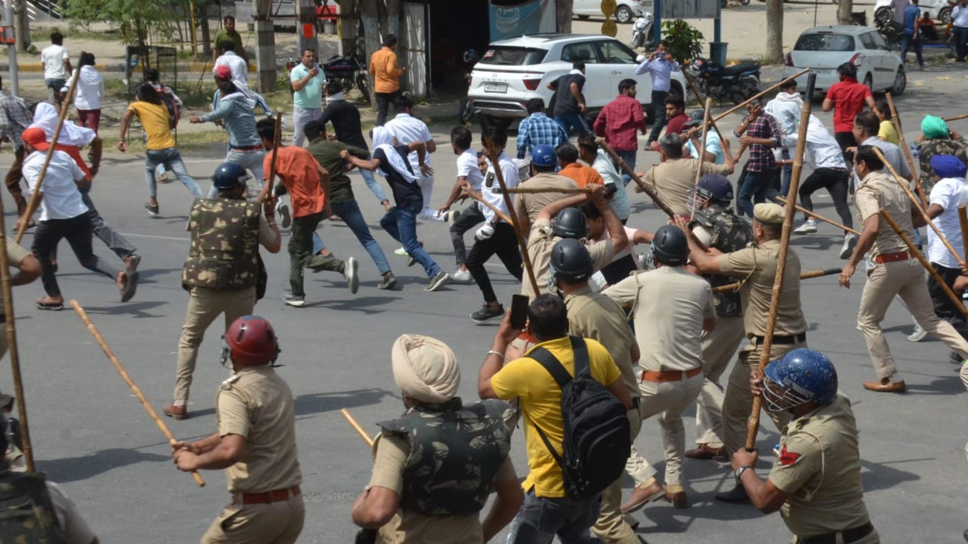 Police used force to disperse the protesters going to jam GT Road in Karnal Jash murder case