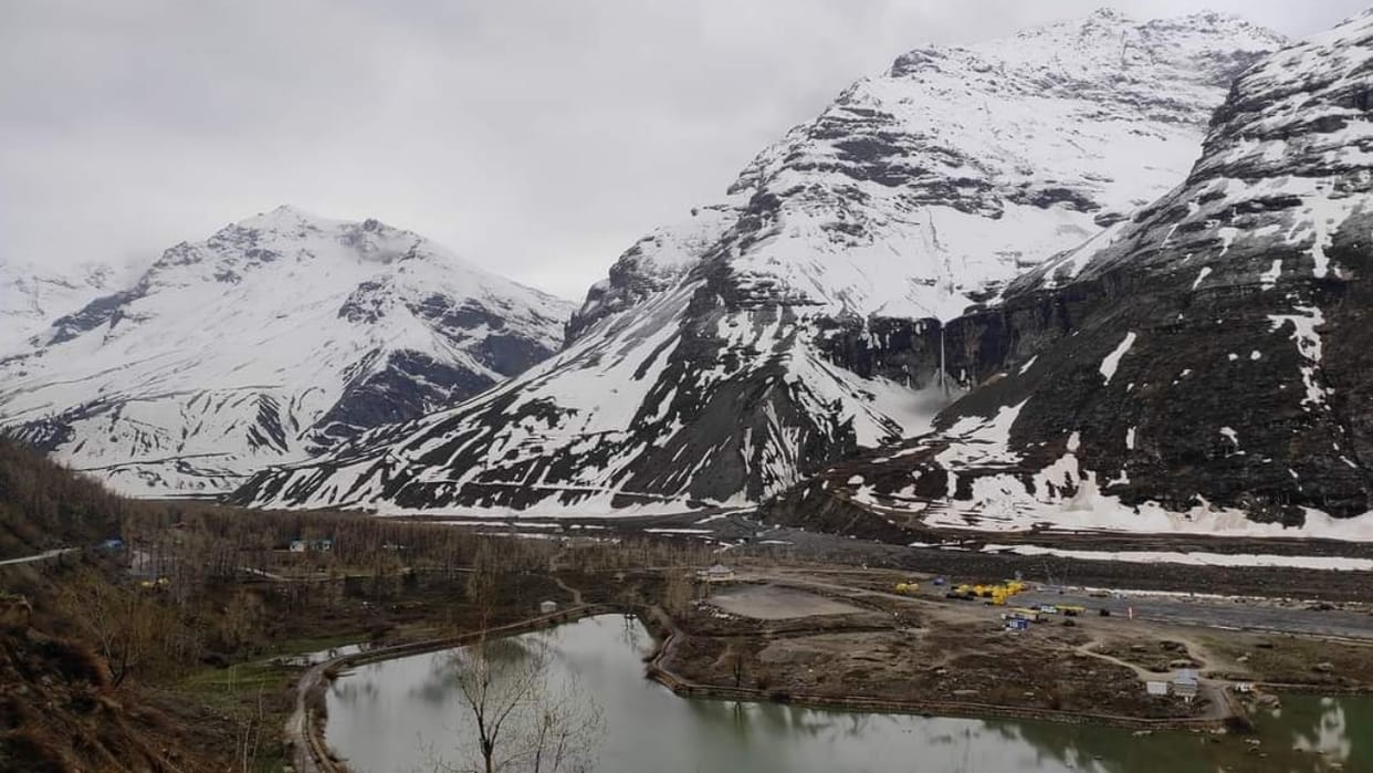 himachal weather update: fresh snowfall in rohtang and kunzum pass rain in manali