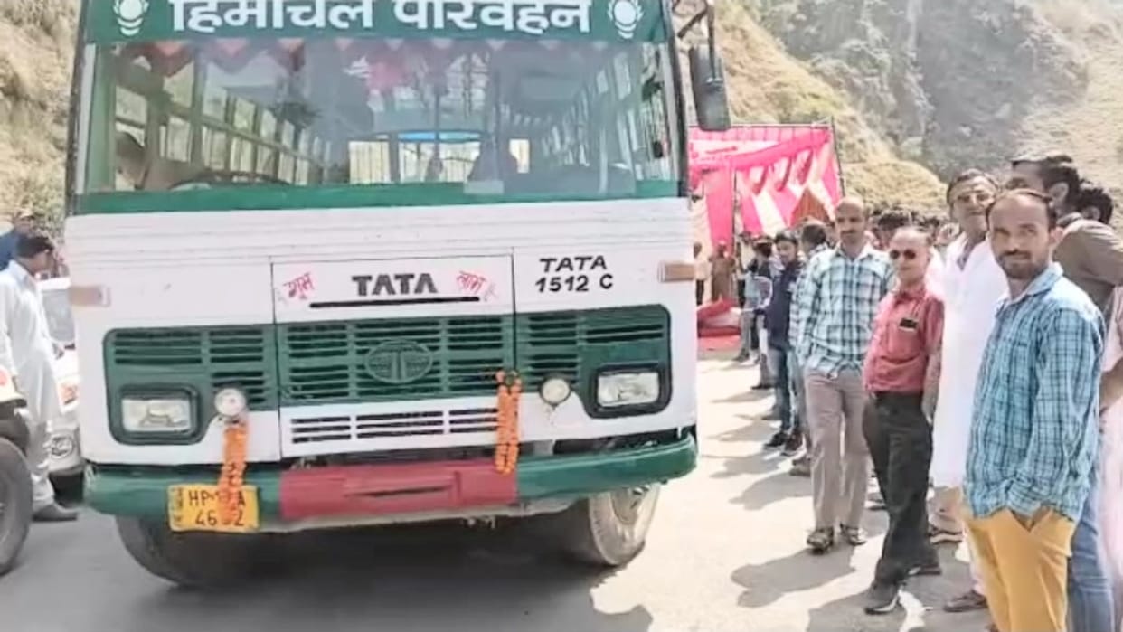 villagers stopped bus raise slogans against public works department in sirmour himachal pradesh