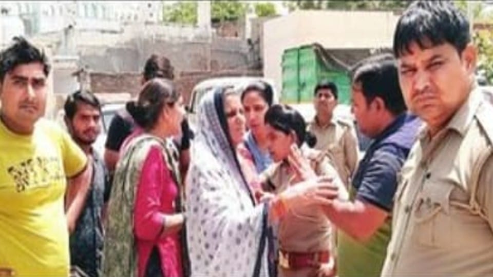 tractor drivers beat the injured person after road accident in mathura
