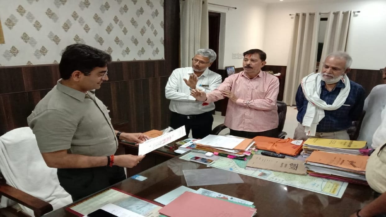 Angry journalists protest over Ballia episode letter sent to Governor for suspension of officers
