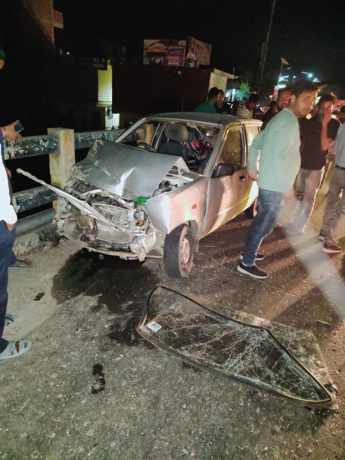 two cars hit eachother in rangas bridge hamirpur himachal pradesh and riders are safe