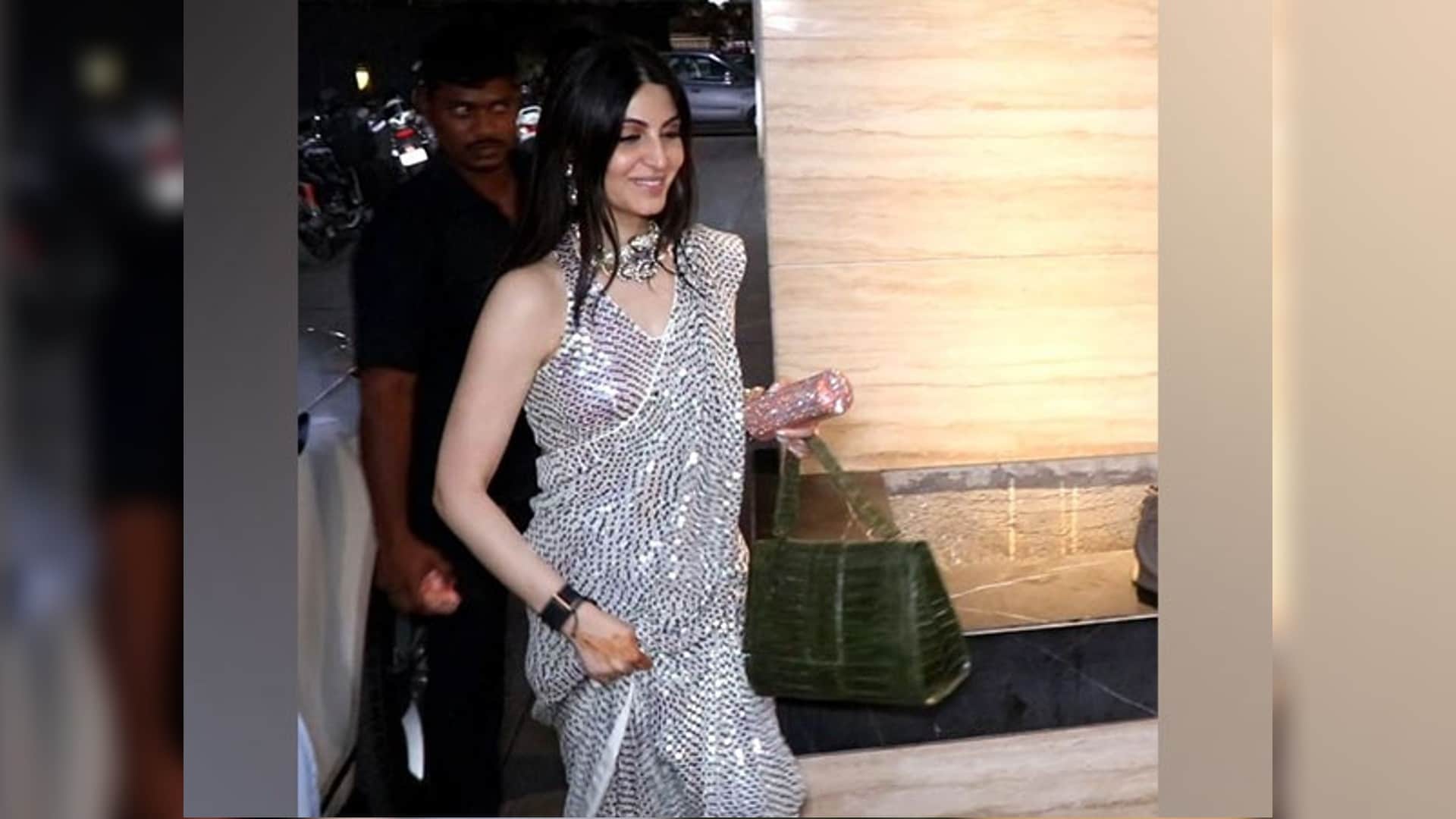 Here is everything know about kareena kapoor karishma kapoor soni razdan neetu kapoor outfit in Alia bhatt-Ranbir kapoor Mehndi Ceremony