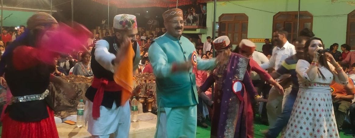 rohdu jana meri aamiya, song rewalsar fair with dancing