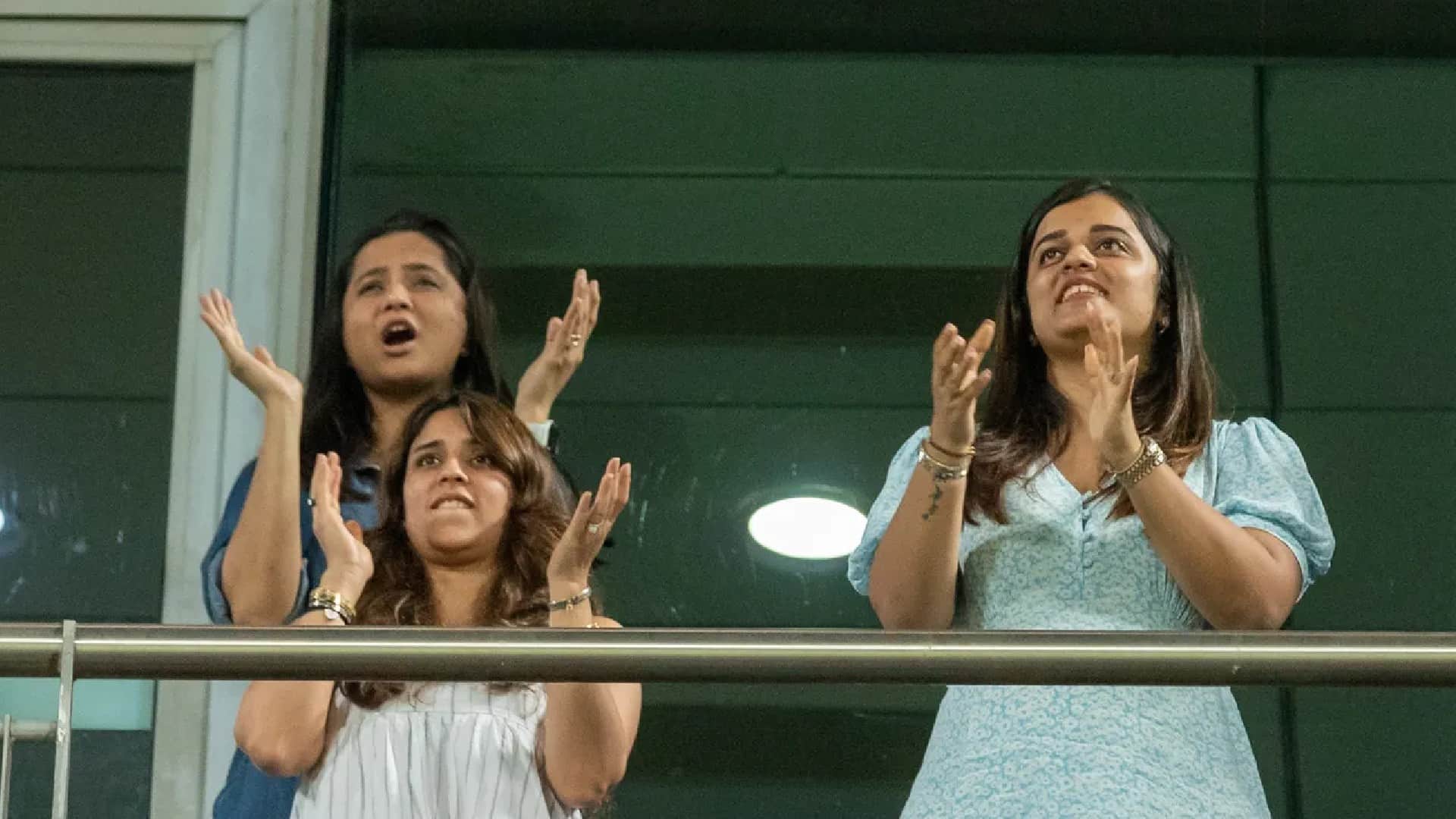 IPL 2022 MI vs PBKS Match 23 Highlights Hindi Akash Ambani, Shloka and ritika happy over Rohit six