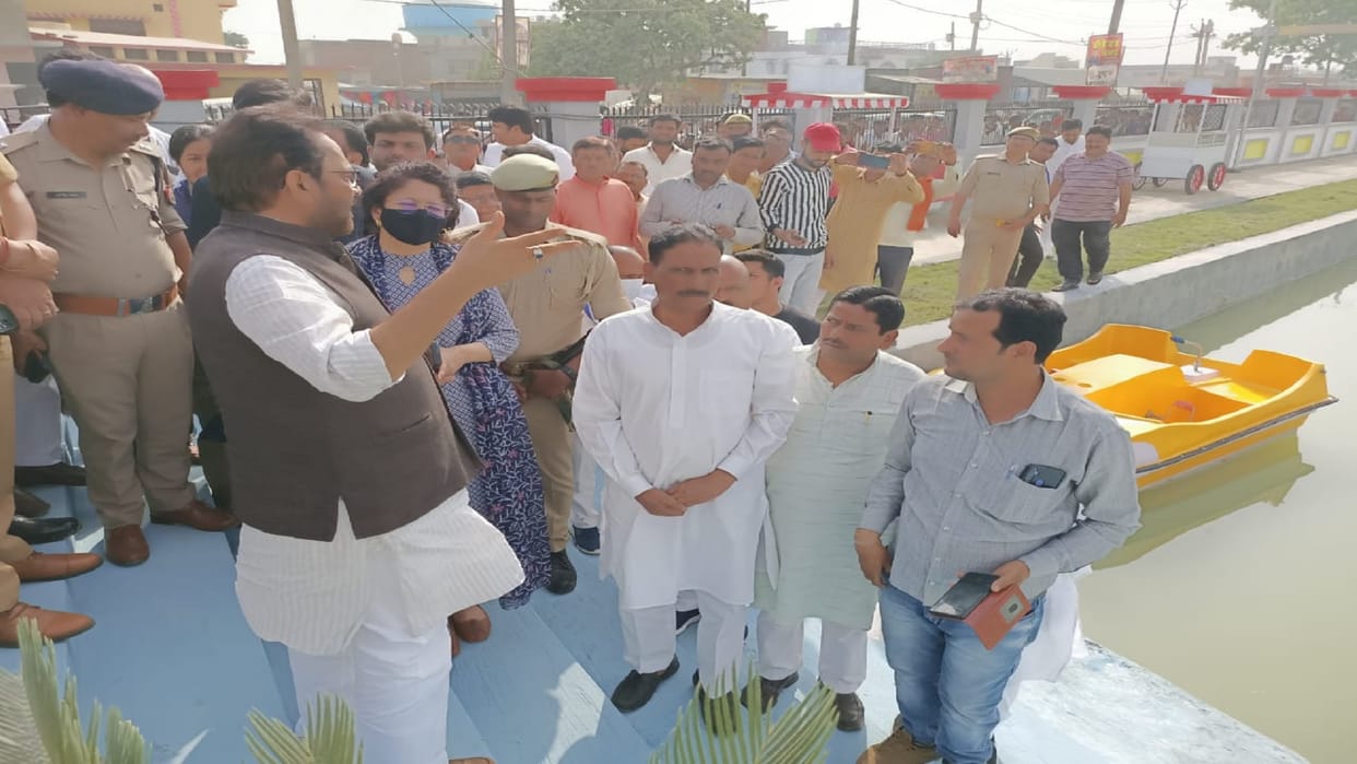Union Minister Mukhtar Abbas inspected Amrit Sarovar being built in Patwai Rampur