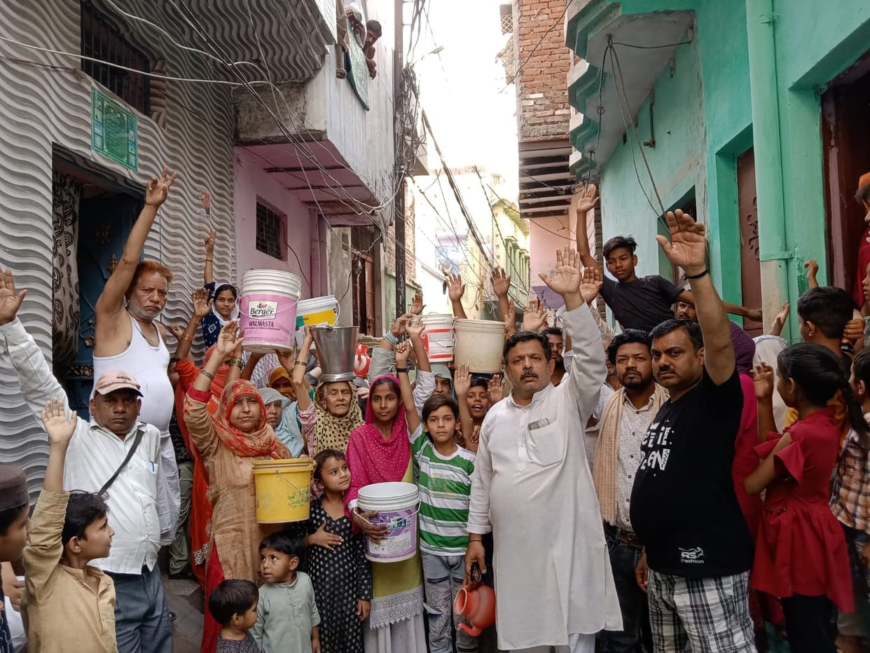 Aligarh: In the scorching heat, water in Sarai Rahman