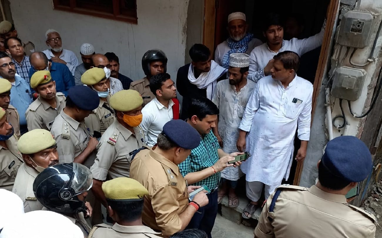 Fire in Saree godown in varanasi People reached for help after screaming but could not save four lives