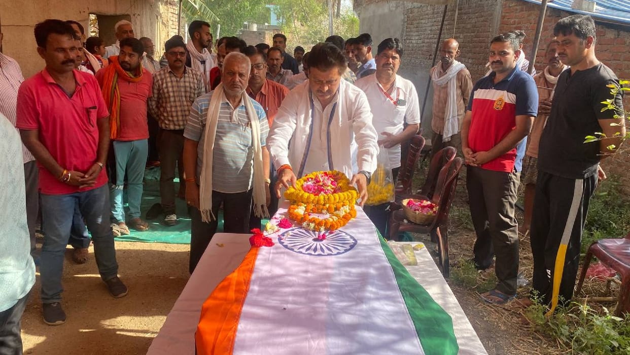 The dead body of the martyred jawan reached Satna in Kashmir, MPs, ministers paid tribute