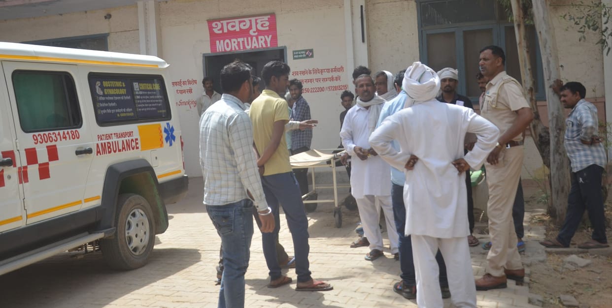 The son did not pick up the phone even after 40 calls from the father, the police reached the dead bodies by tracing the mobile location in four hours
