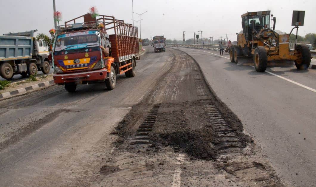 Ring road Varanasi started crumbling in one year unable to bear pressure of heavy vehicles in summer
