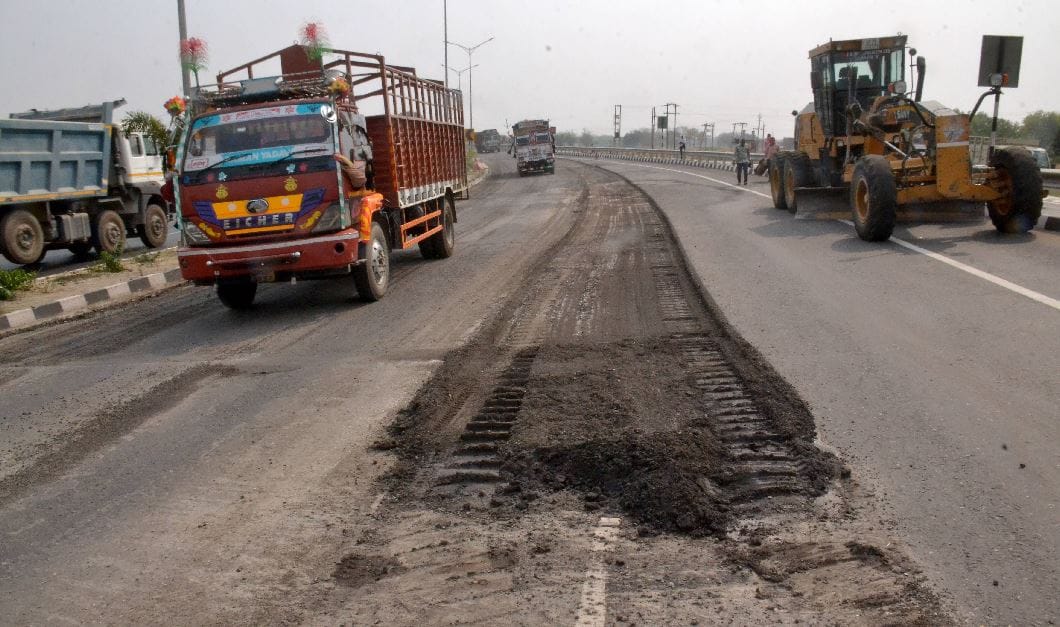 Ring road Varanasi started crumbling in one year unable to bear pressure of heavy vehicles in summer