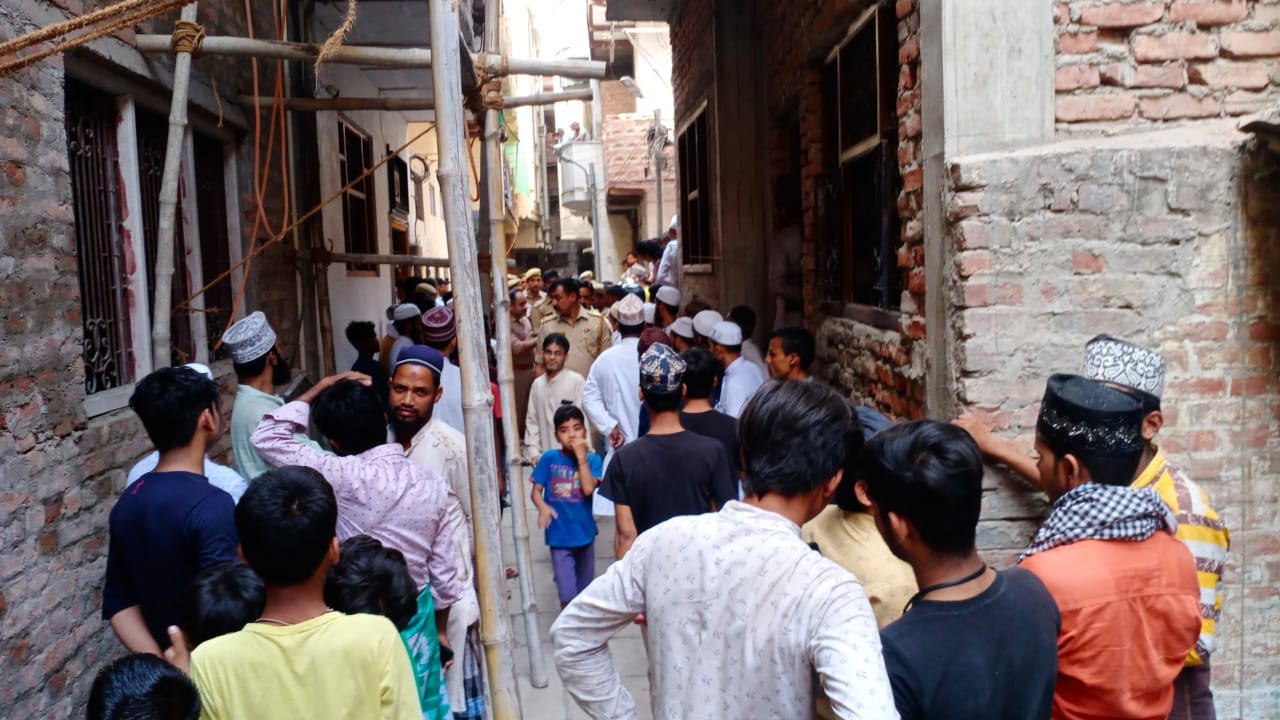 Fire in Saree godown in varanasi People reached for help after screaming but could not save four lives